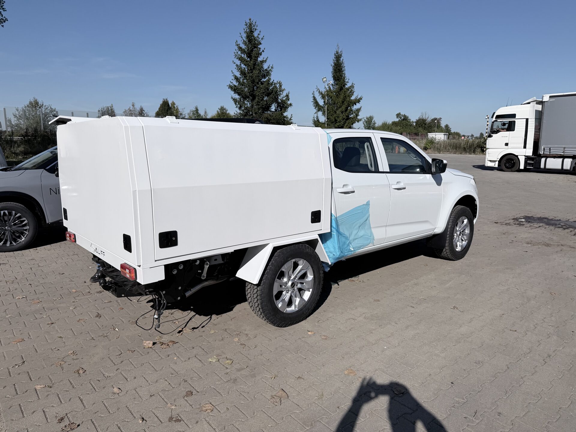 Isuzu D-Max z białą aluminiową zabudową warsztatową Aliff